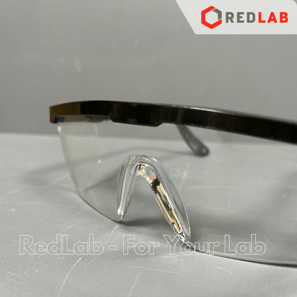 Kính bảo hộ nhựa AHP gọng đen, dùng bảo vệ mắt trong lab thí nghiệm, có VAT