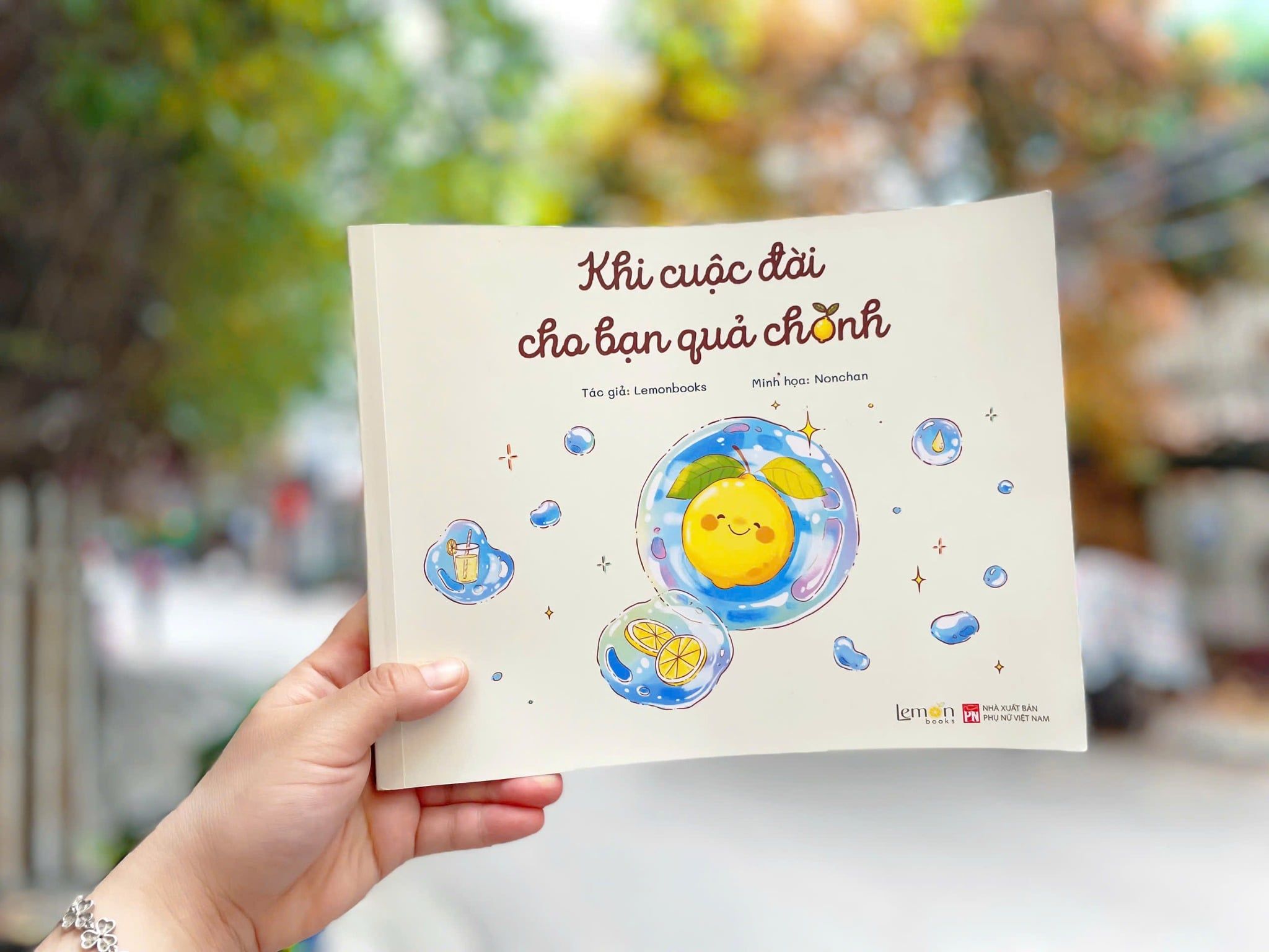  Sách tô màu - Khi cuộc đời cho bạn quả chanh - Lemonbooks & Nonchan - Tặng kèm Sticker 