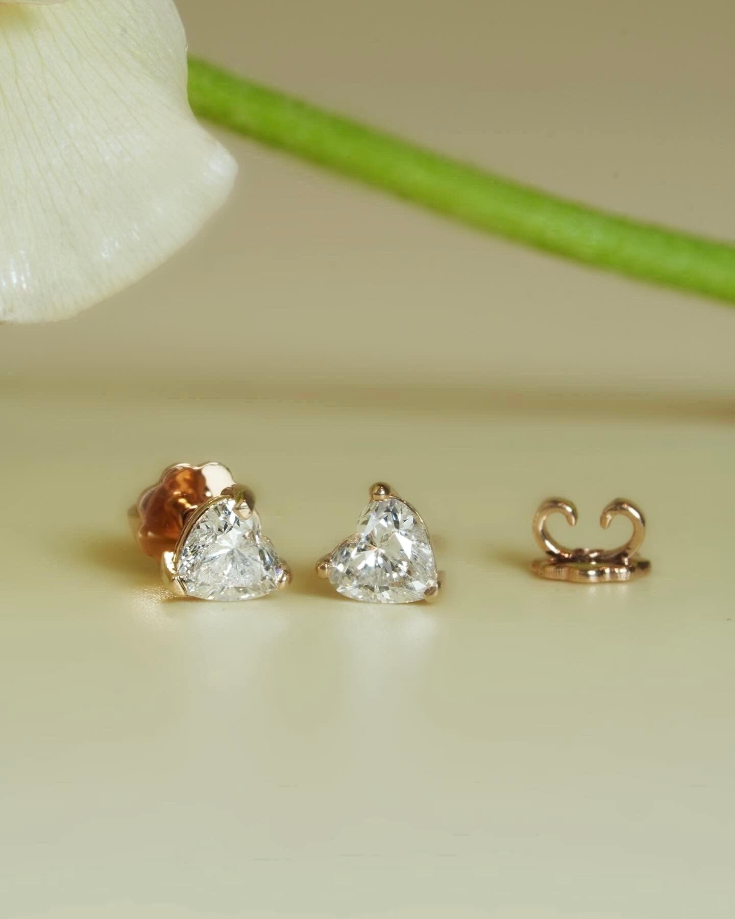 Đôi hoa tai vàng 14k trái tim kim cương nuôi cấy