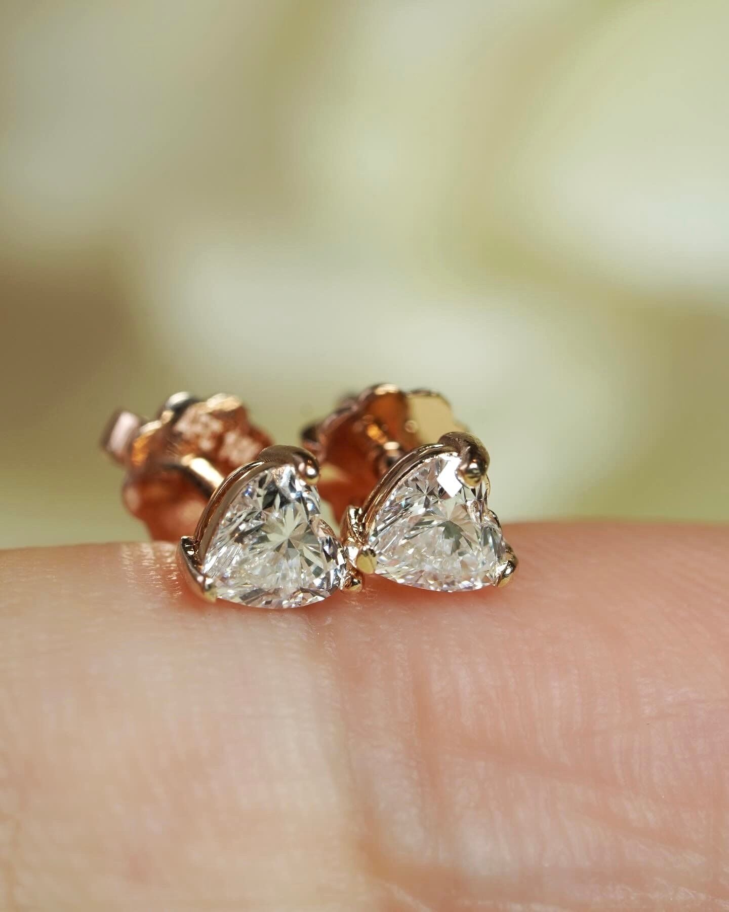 Đôi hoa tai vàng 14k trái tim kim cương nuôi cấy