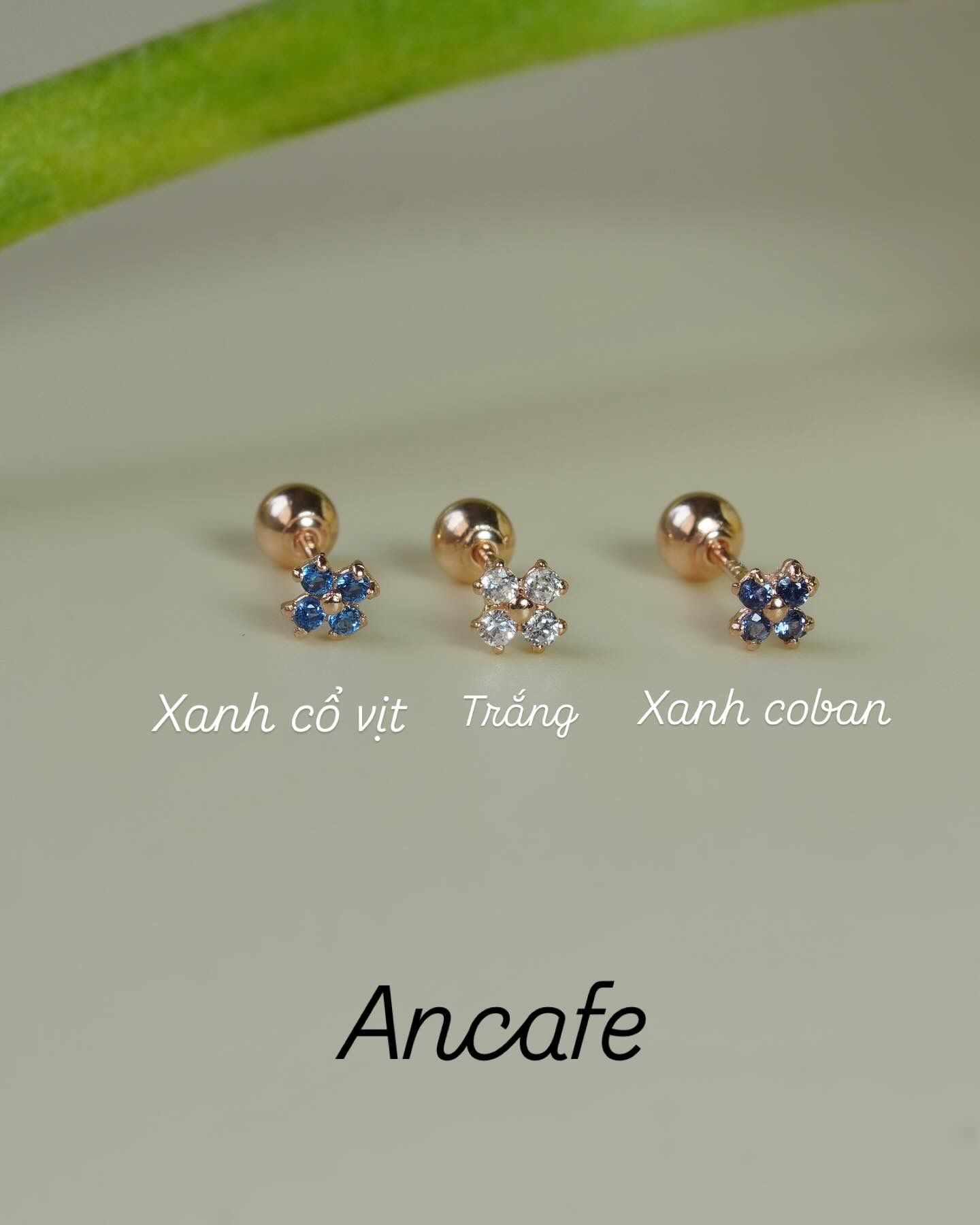 Hoa tai vàng 14K bông hoa nhỏ màu xanh