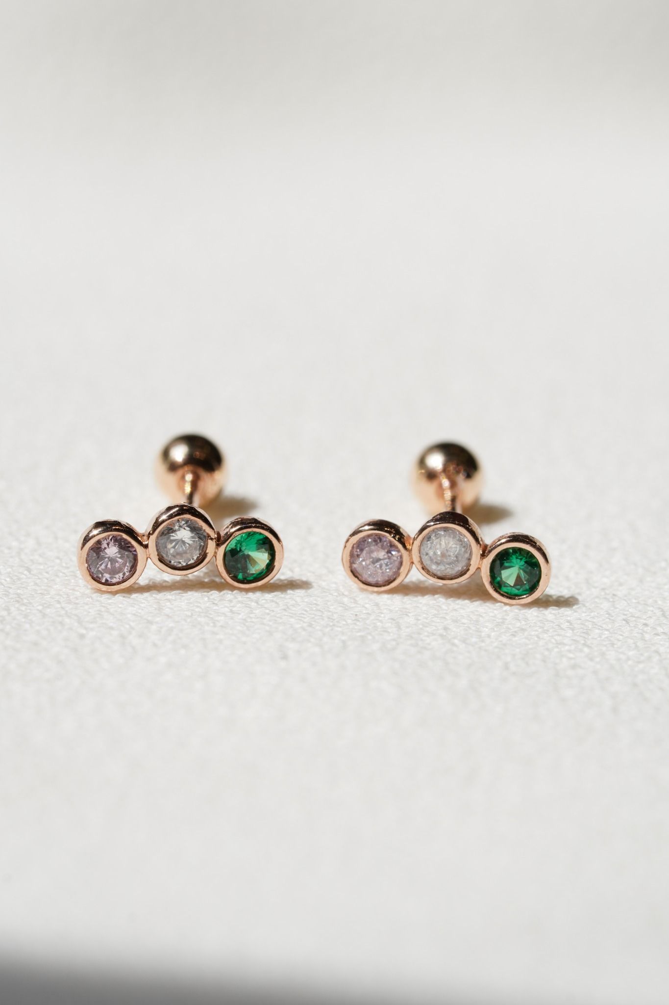 Hoa tai vàng 14K 3 viên đá màu