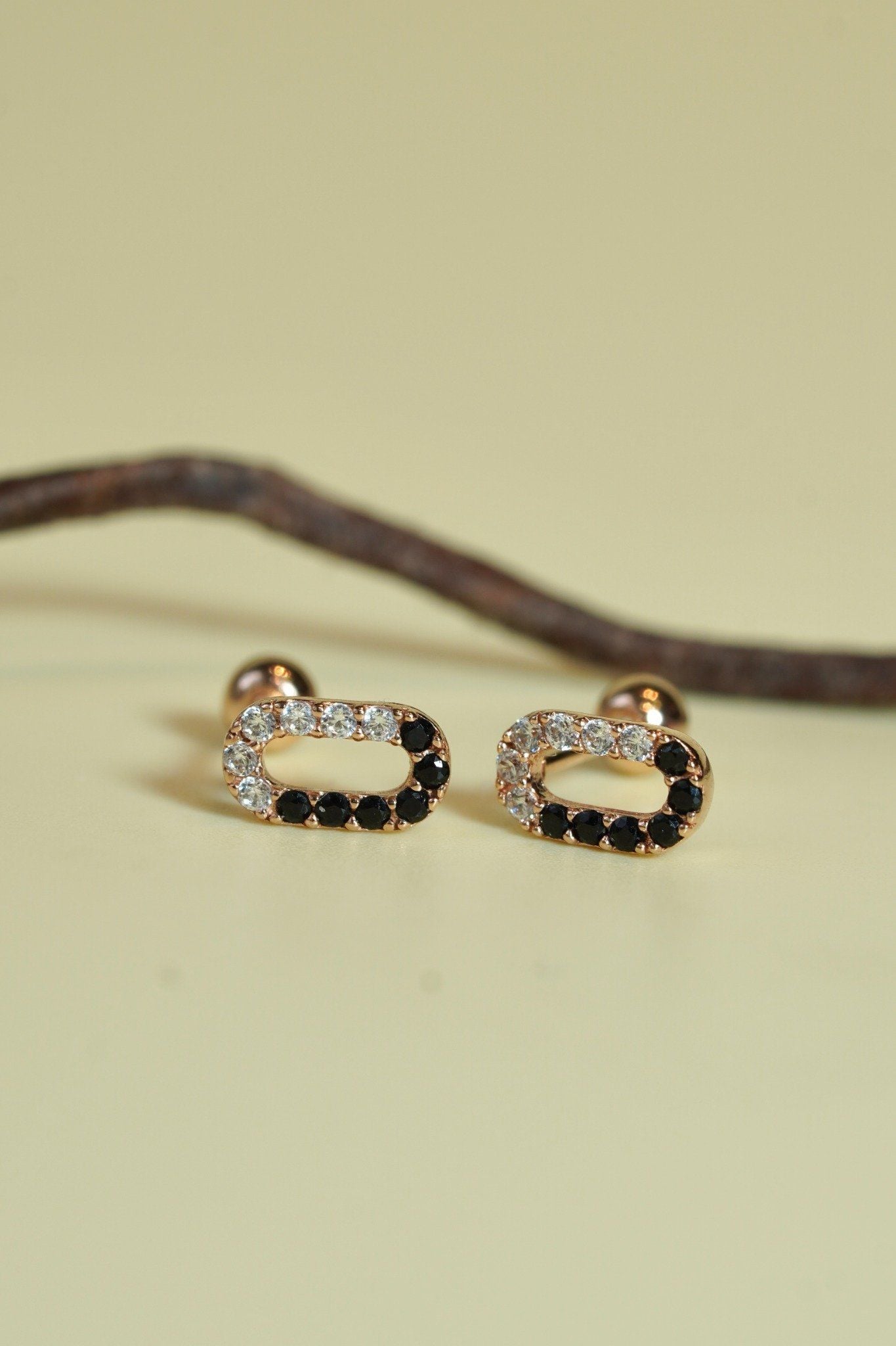 Hoa tai vàng 14k oval đính đá đen trắng