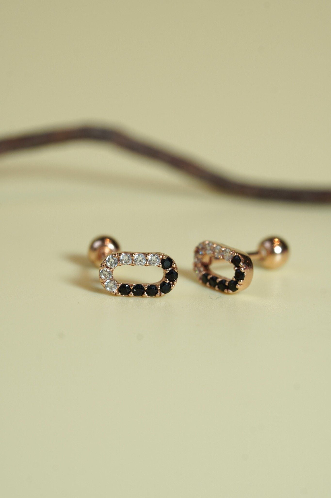 Hoa tai vàng 14k oval đính đá đen trắng