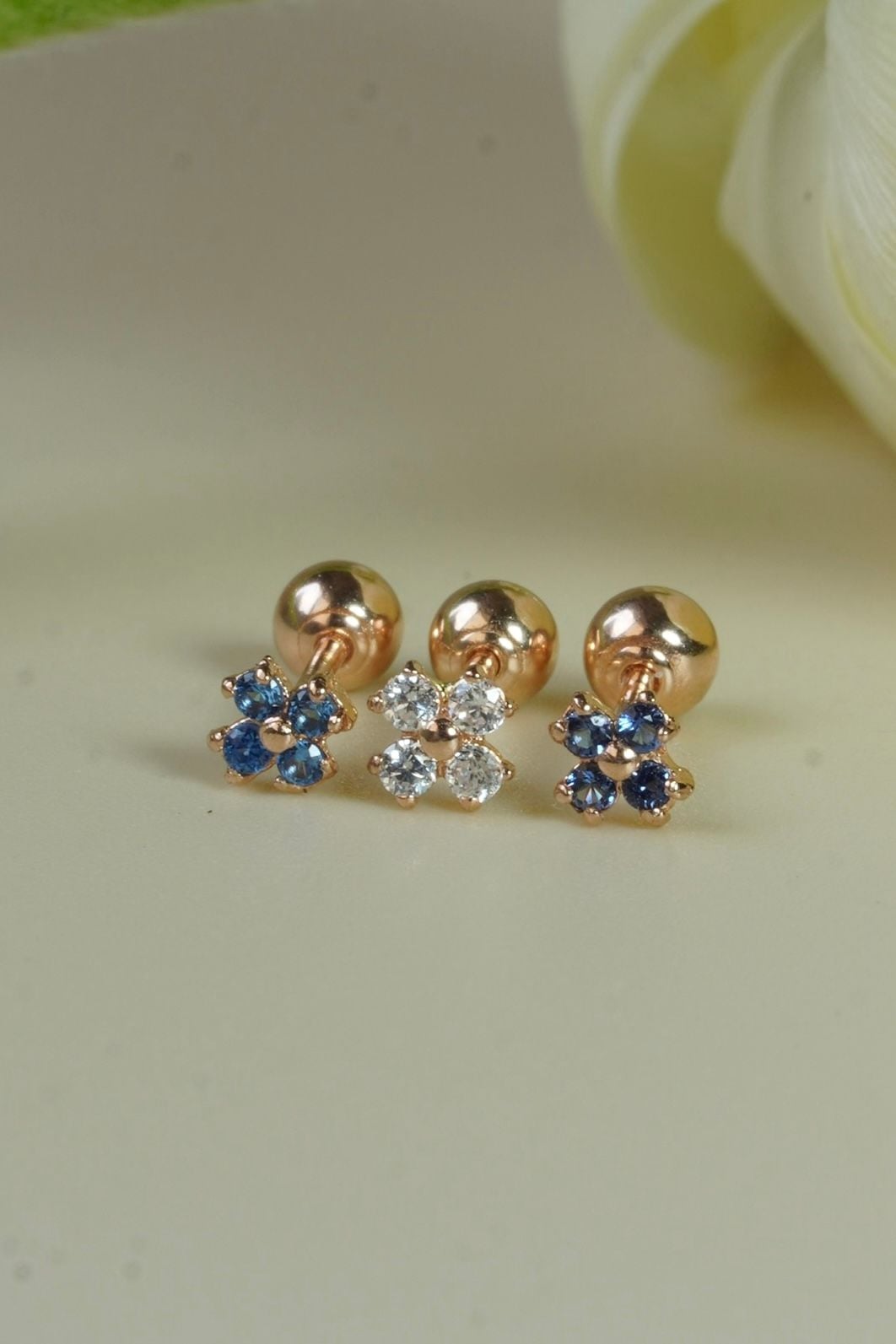 Hoa tai vàng 14K bông hoa nhỏ màu xanh