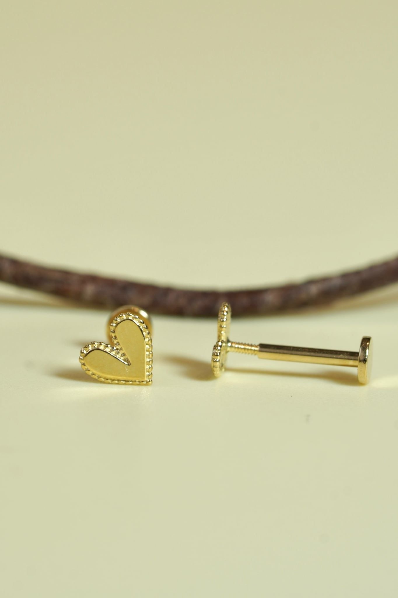 Hoa tai vàng 14k tim trơn chuôi flatback dẹt( ER-GLD-093)