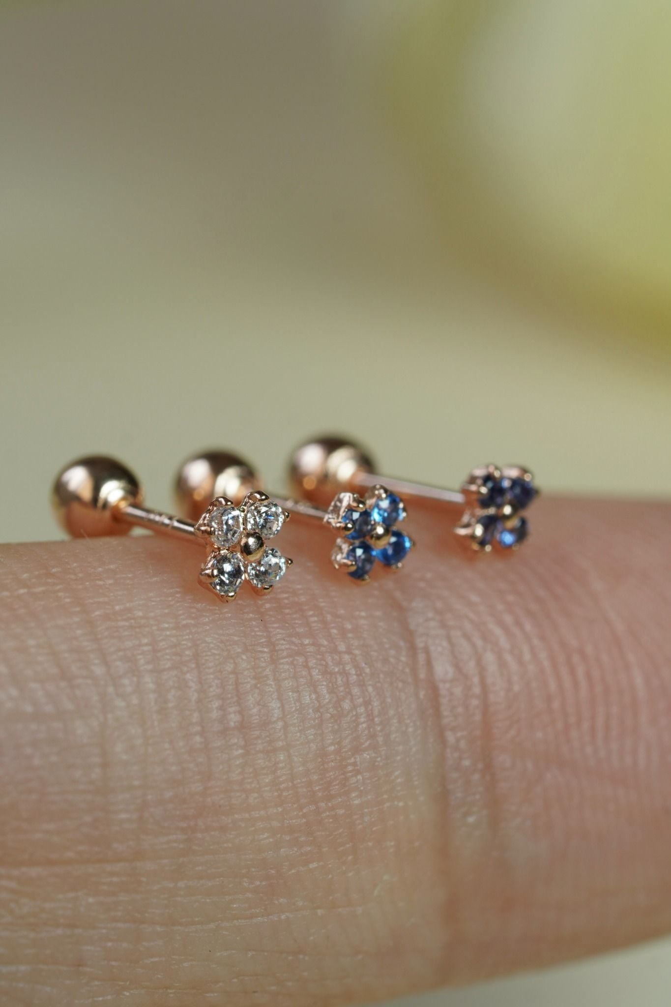 Hoa tai vàng 14K bông hoa nhỏ màu trắng