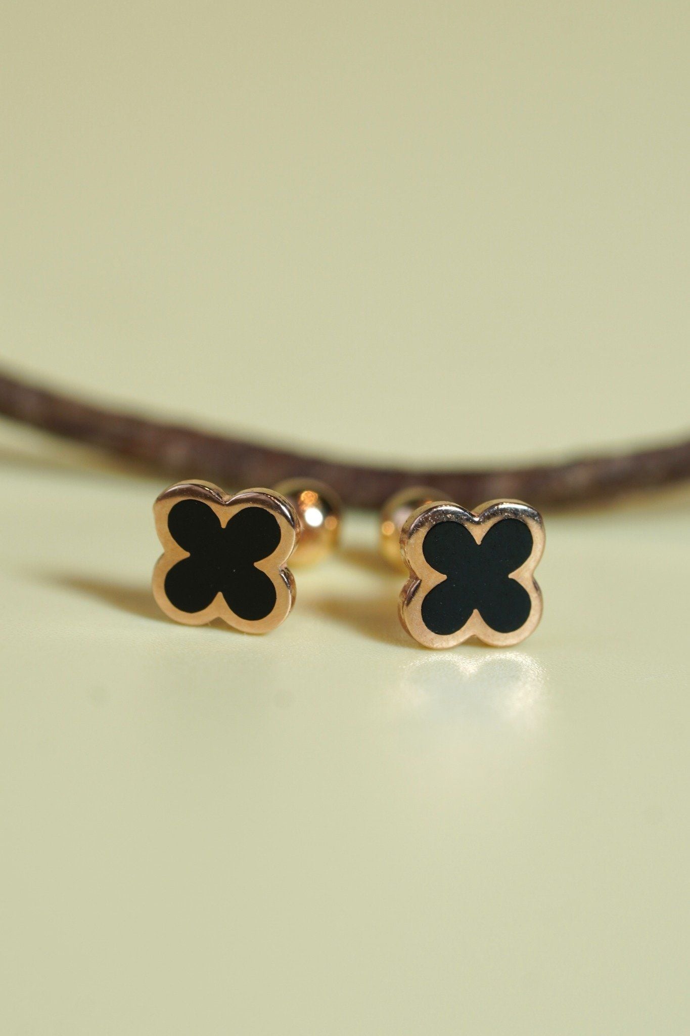 Hoa tai vàng 14k hoa đen 4 cánh to