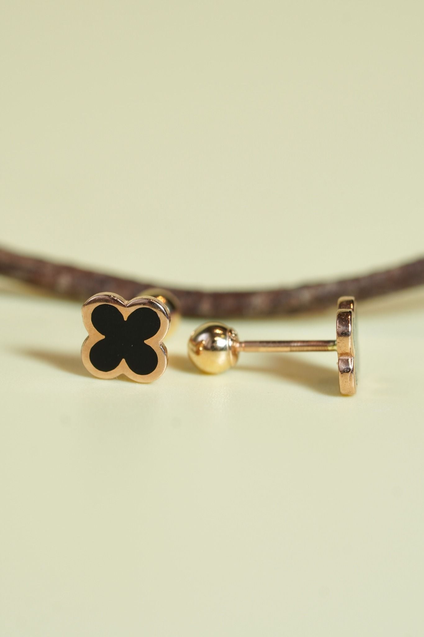 Hoa tai vàng 14k hoa đen 4 cánh to