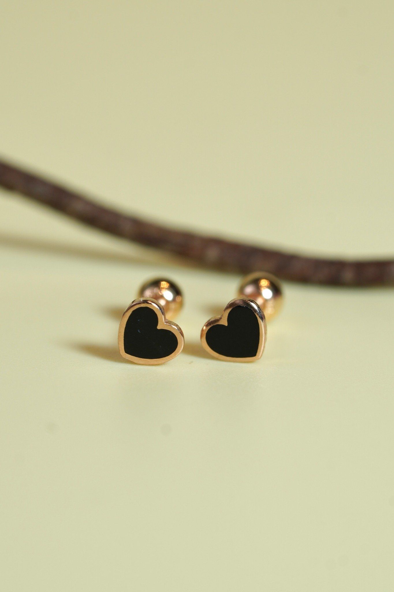 Hoa tai vàng 14k trái tim đen