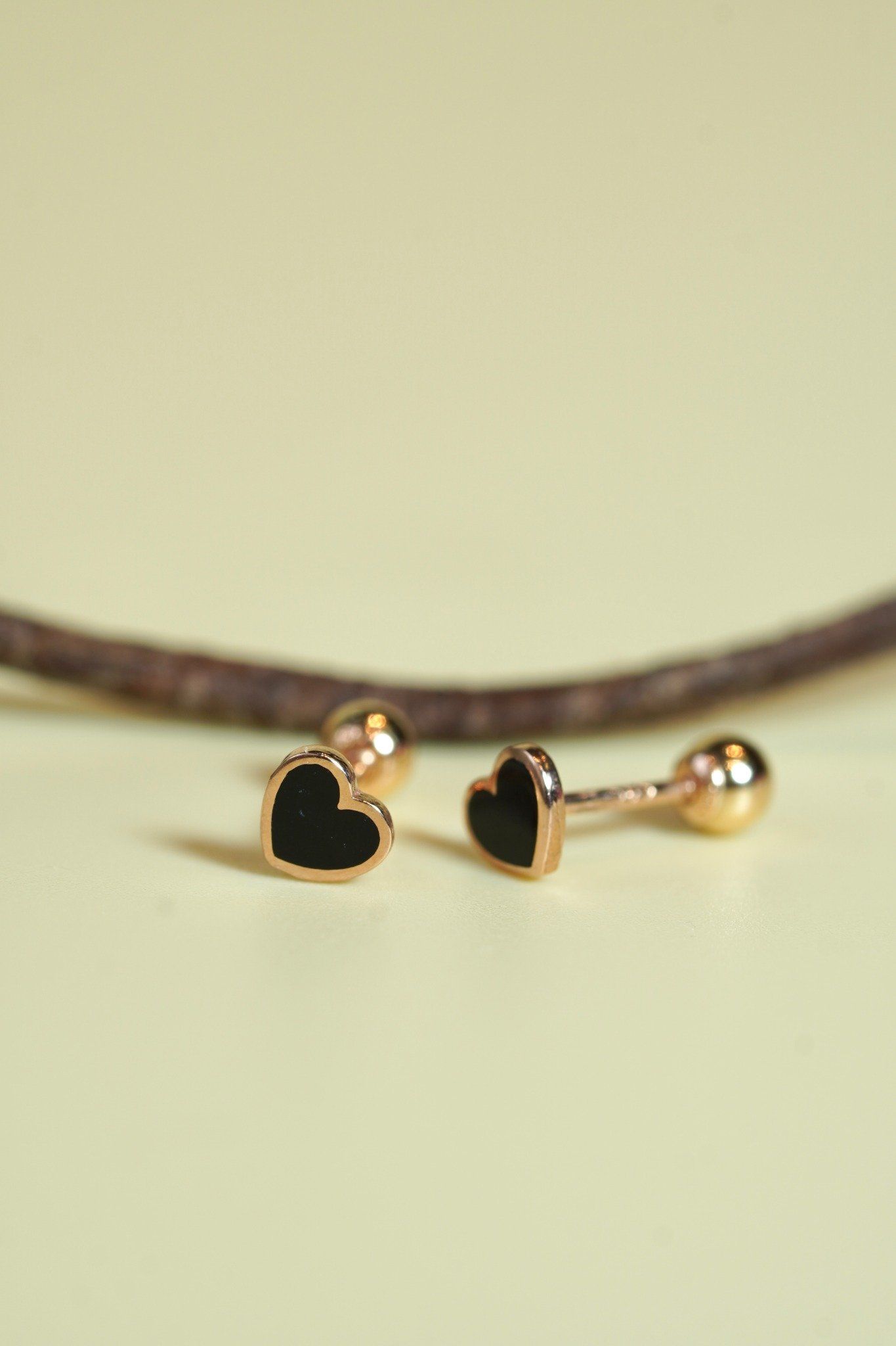 Hoa tai vàng 14k trái tim đen