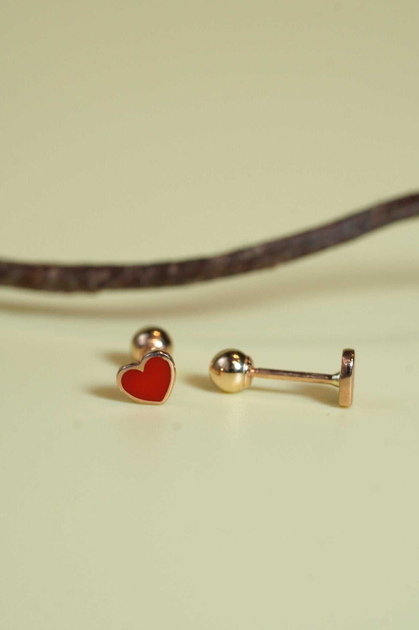 Hoa tai vàng 14k trái tim đỏ