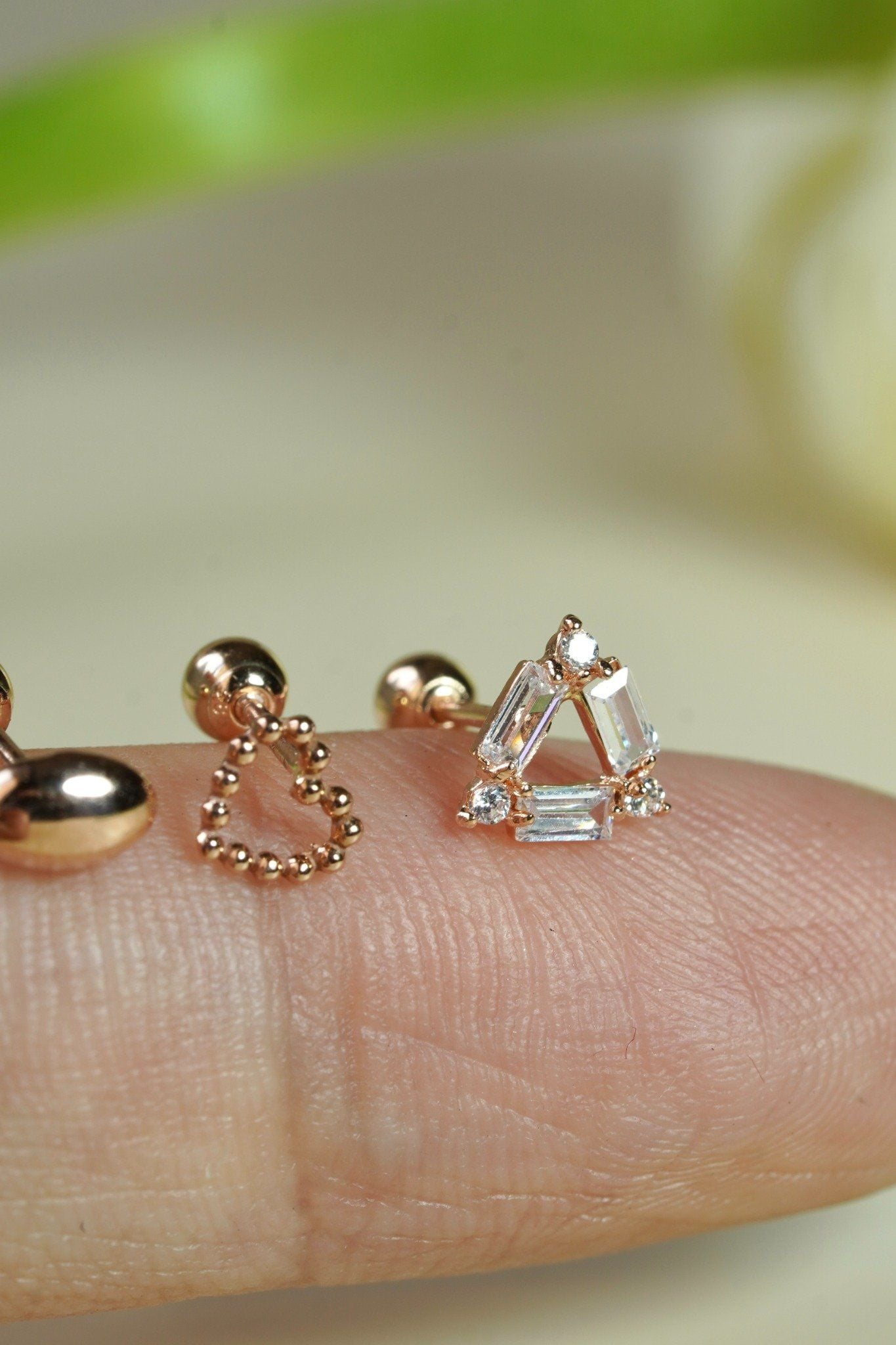 Hoa tai vàng 14K đính đá tam giác