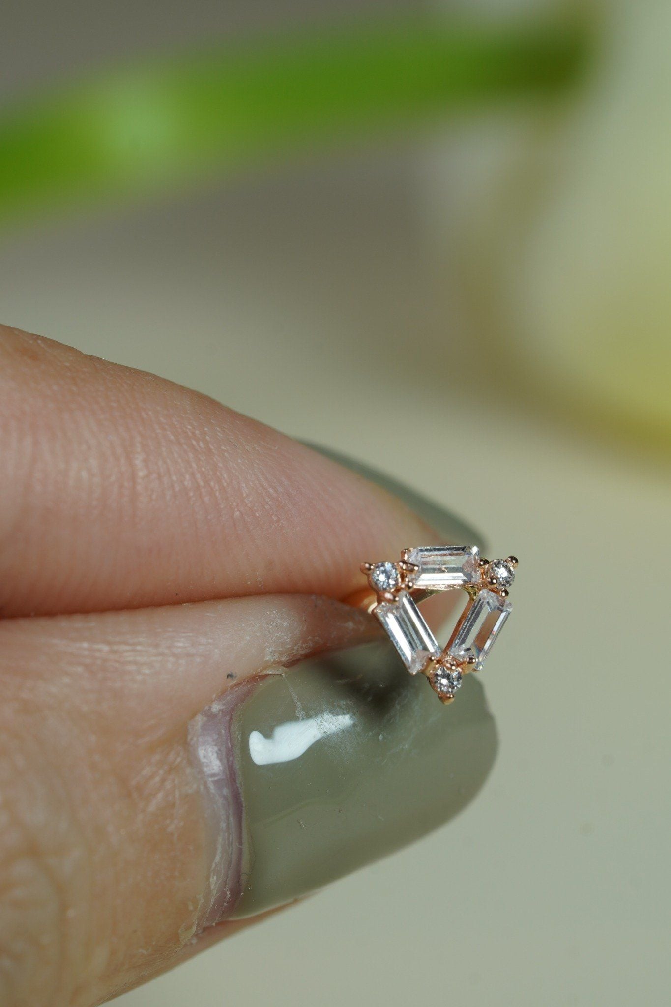 Hoa tai vàng 14K đính đá tam giác