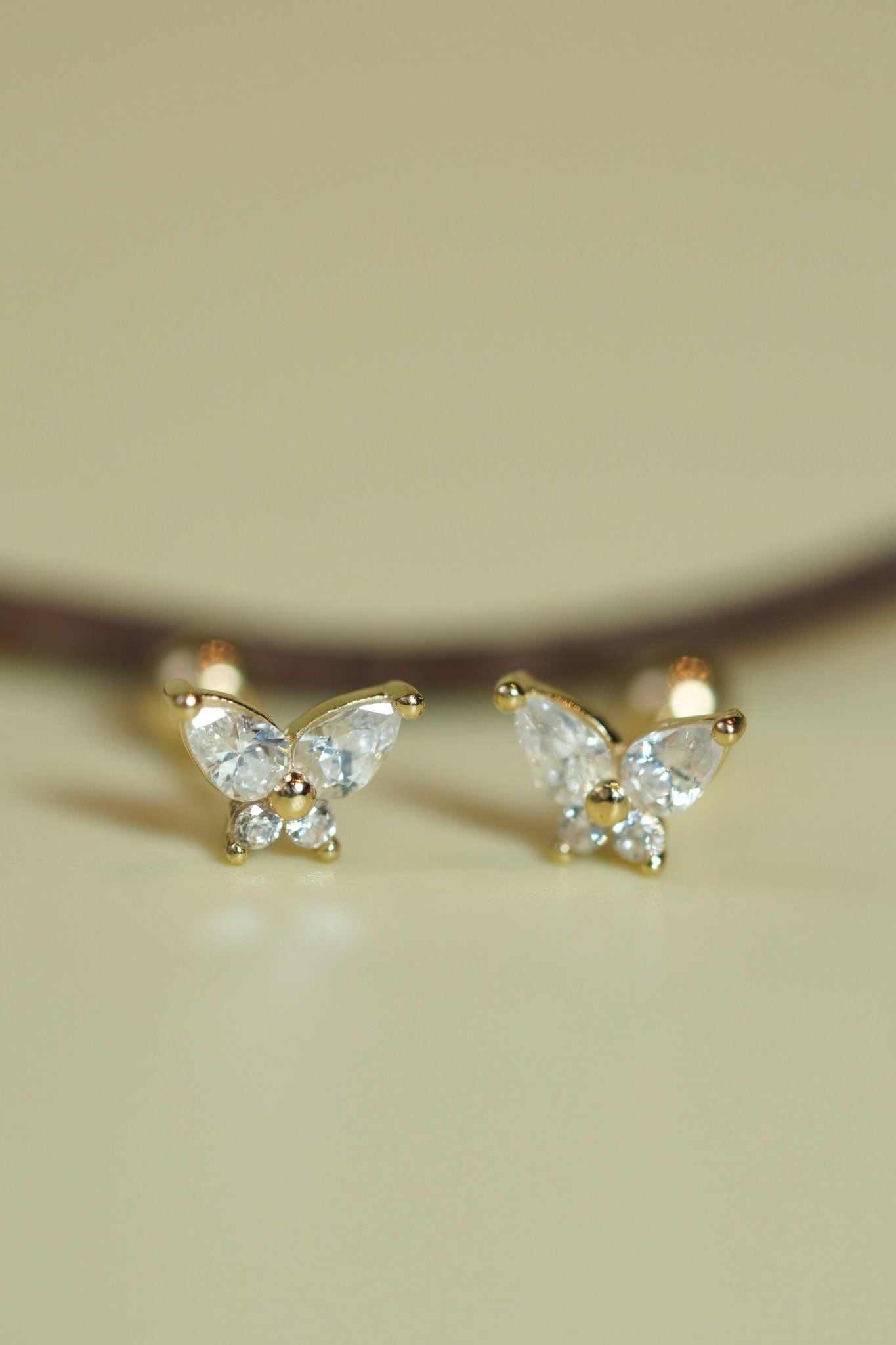 Hoa tai vàng 14k con bướm đính đá