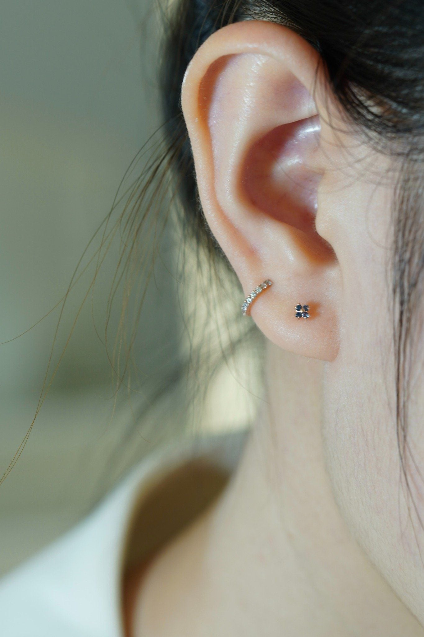 Hoa tai vàng 14K bông hoa nhỏ màu xanh