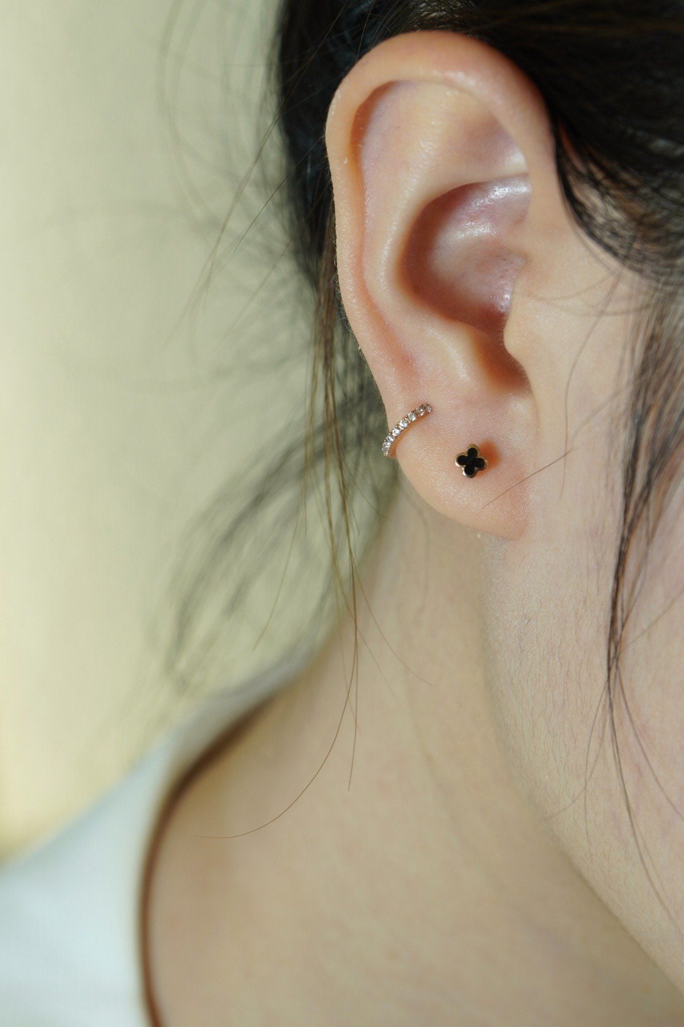 Hoa tai vàng 14k hoa đen 4 cánh nhỏ