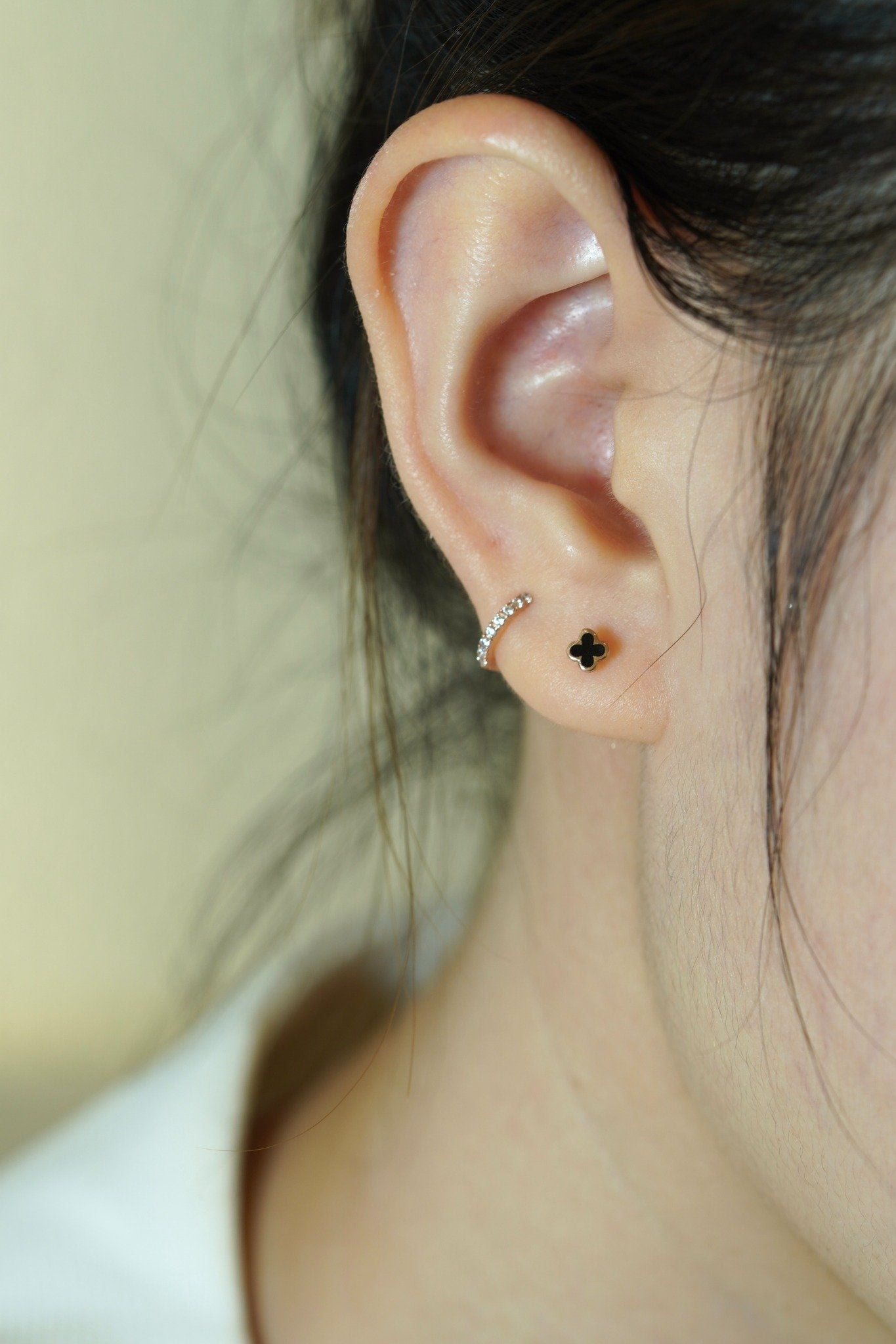 Hoa tai vàng 14k hoa đen 4 cánh nhỏ