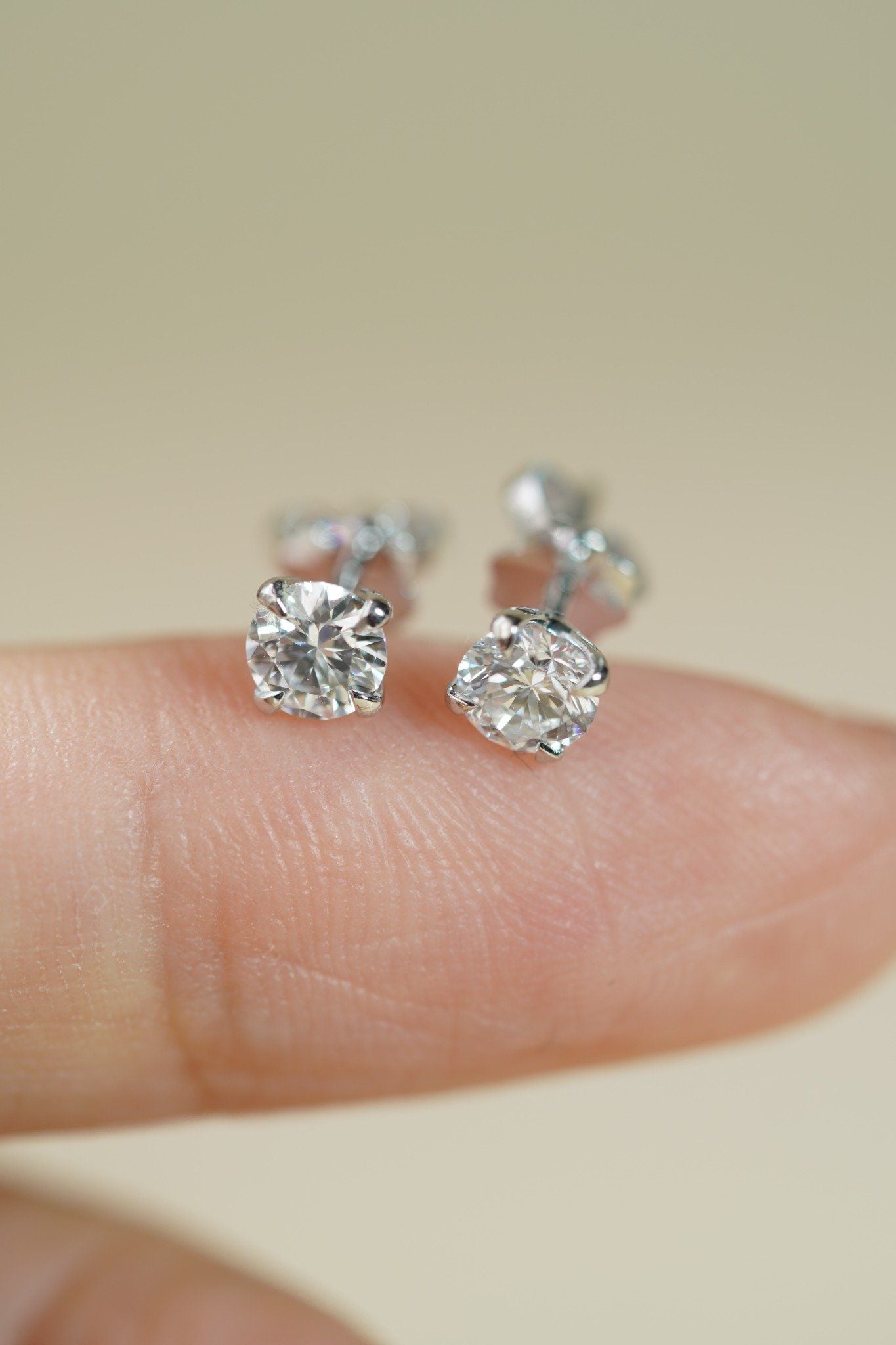 Đôi hoa tai vàng 14k kim cương nuôi cấy 4li5