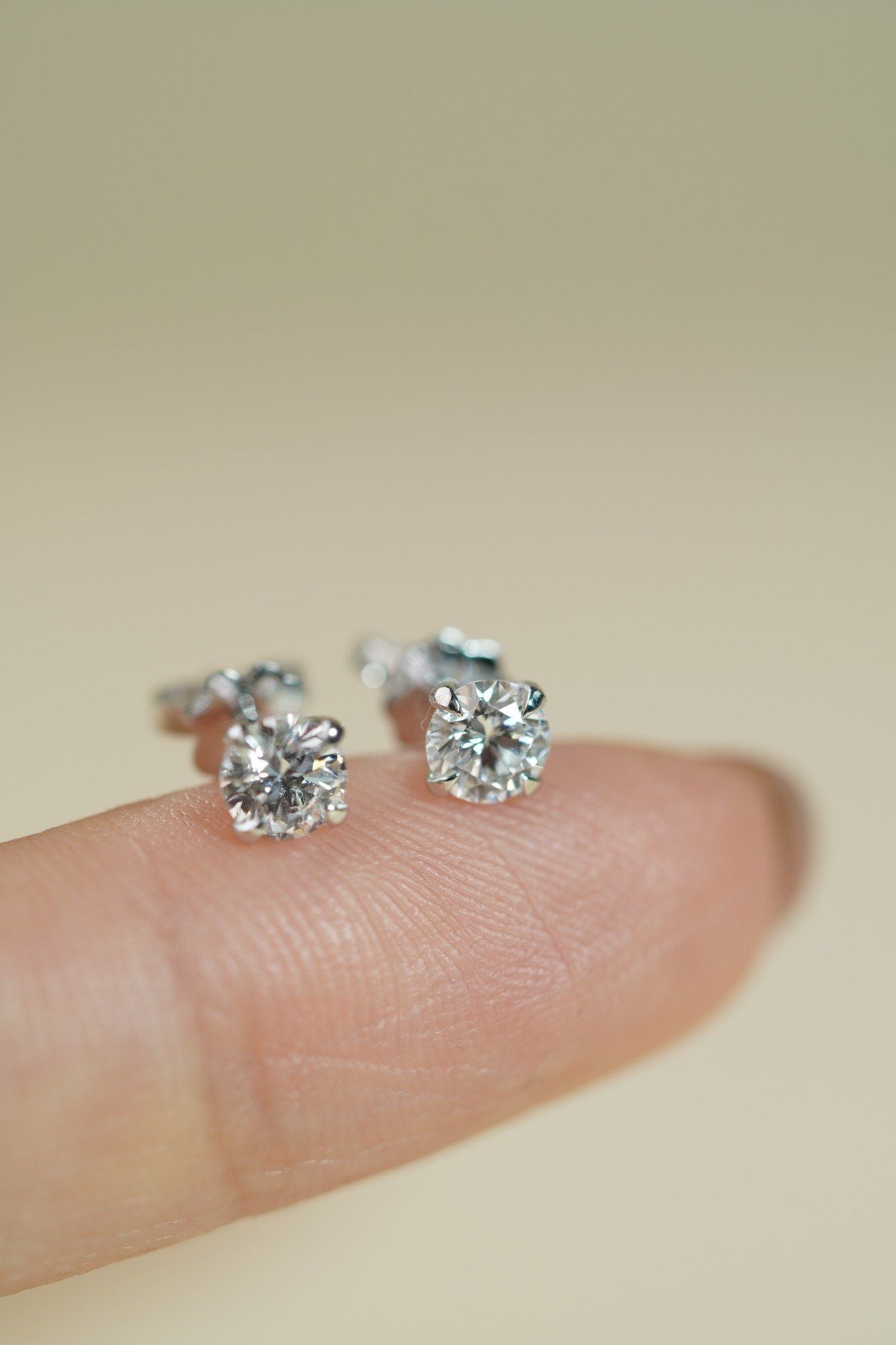 Đôi hoa tai vàng 14k kim cương nuôi cấy 4li5