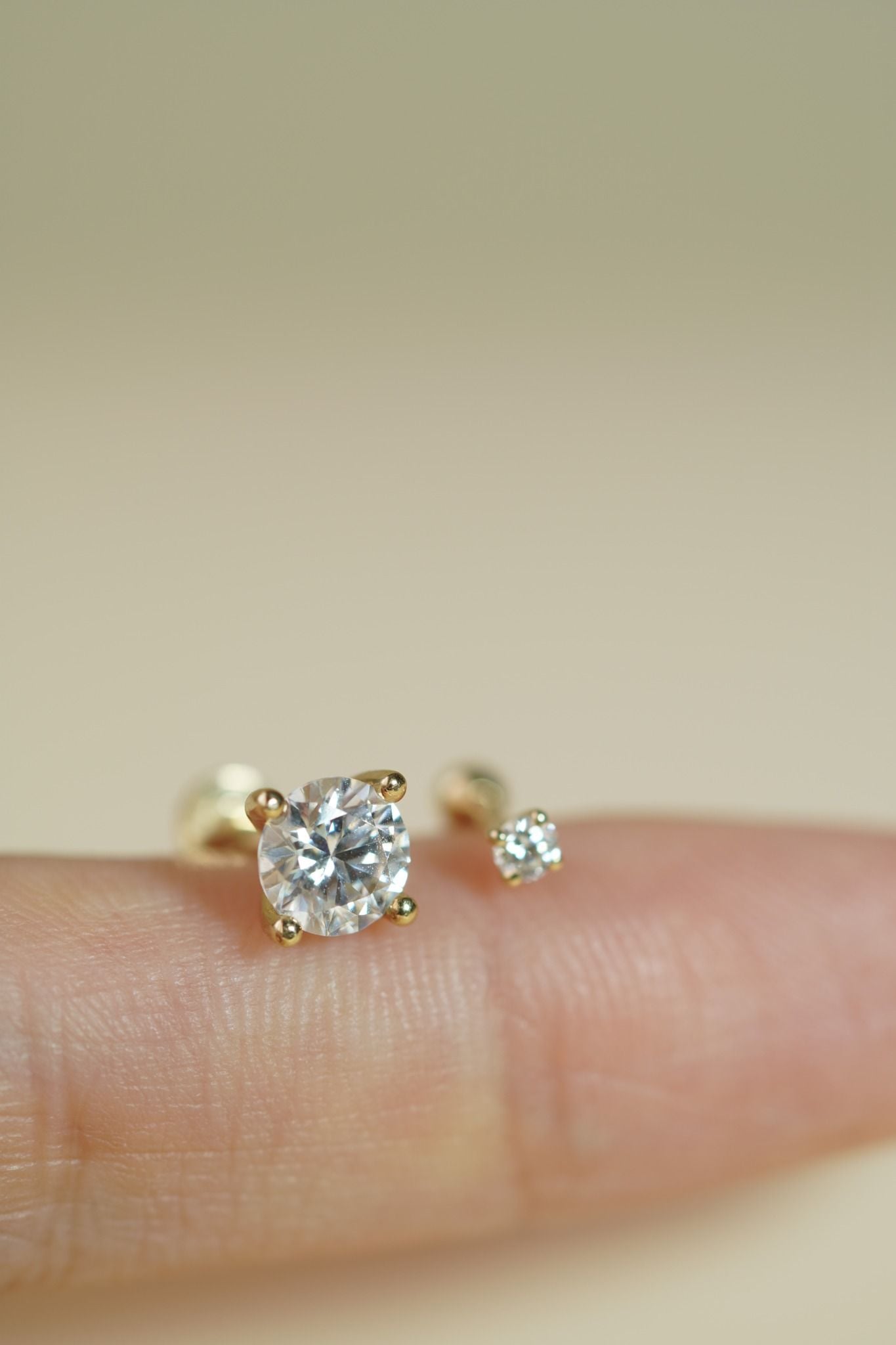 Đôi hoa tai vàng 14k kim cương nuôi cấy 4li5