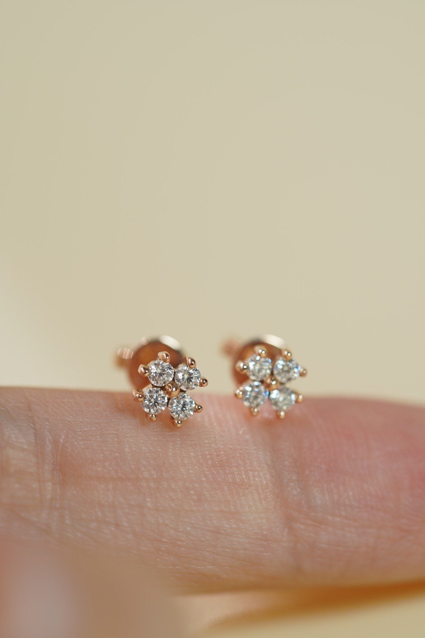 Đôi hoa tai vàng 14k hoa 4 cánh đính đá