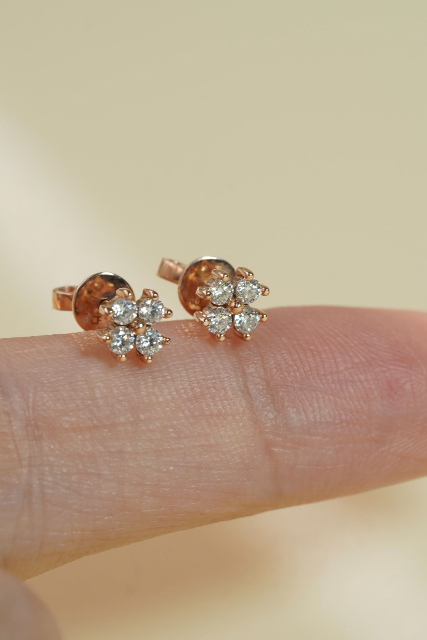 Đôi hoa tai vàng 14k hoa 4 cánh đính đá