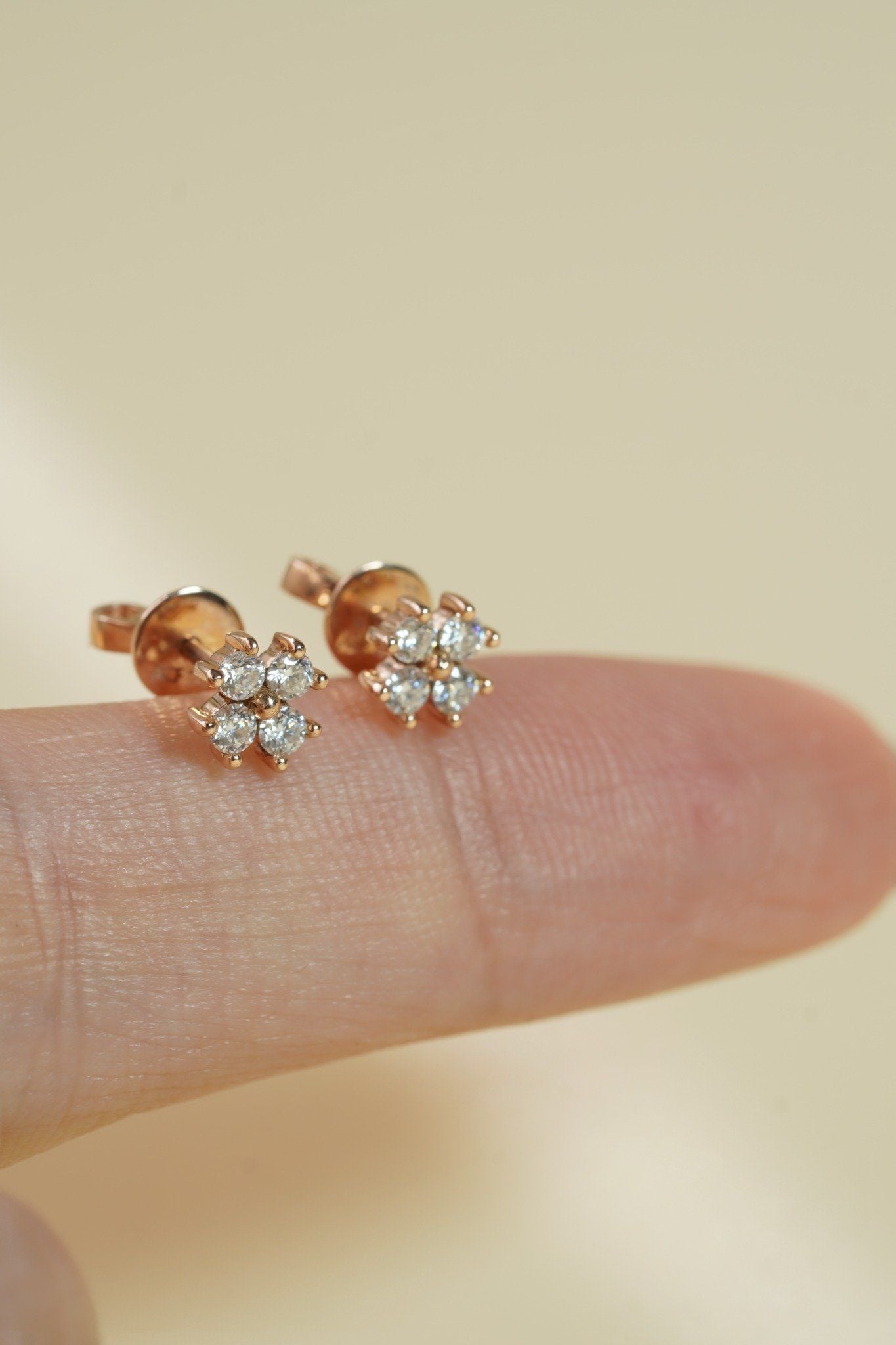 Đôi hoa tai vàng 14k hoa 4 cánh đính đá