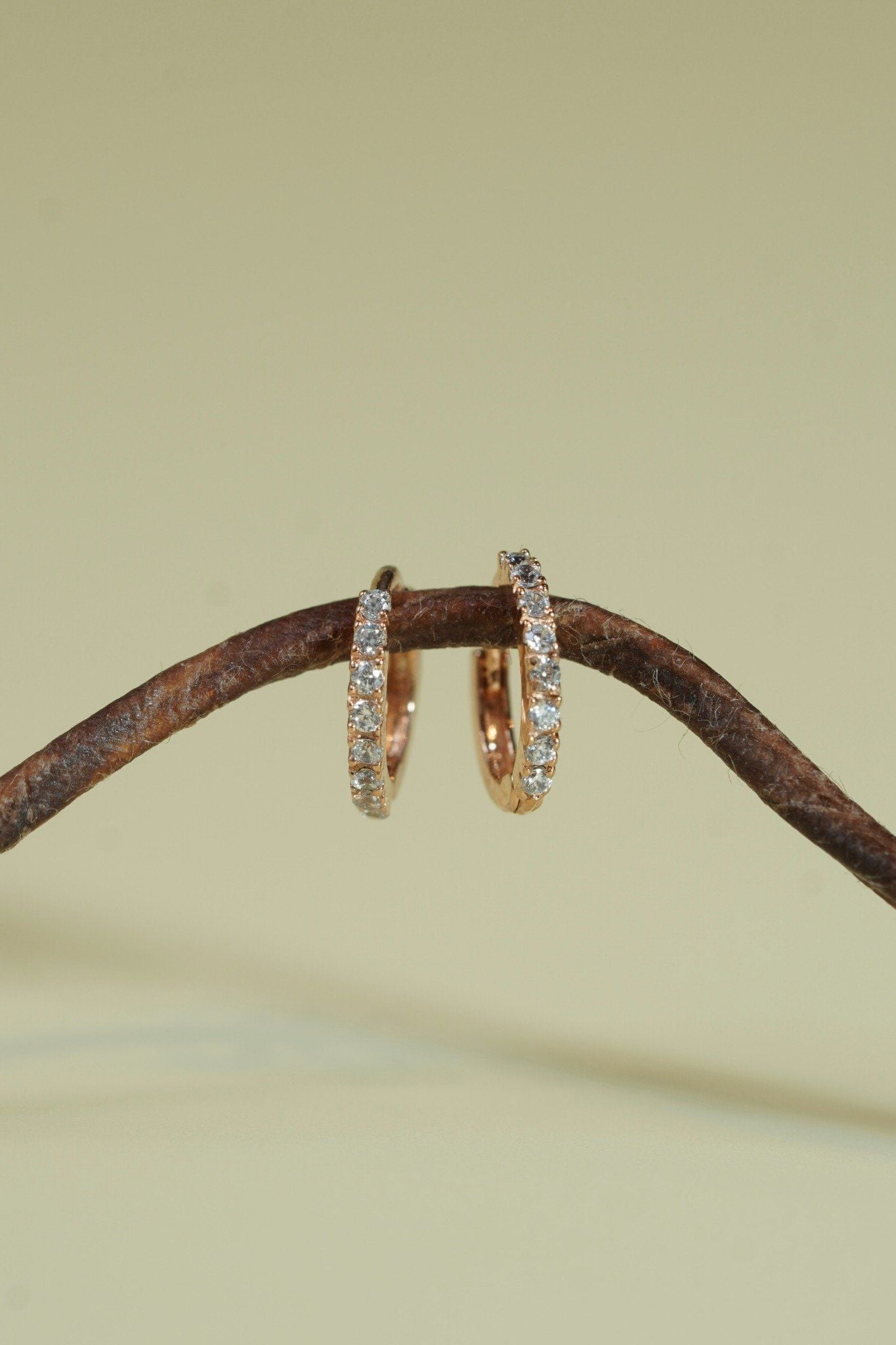 Hoa tai vàng hoops 14k đính đá