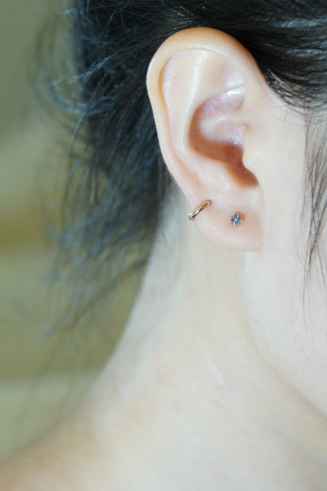 Hoa tai vàng 14K bông hoa nhỏ màu xanh