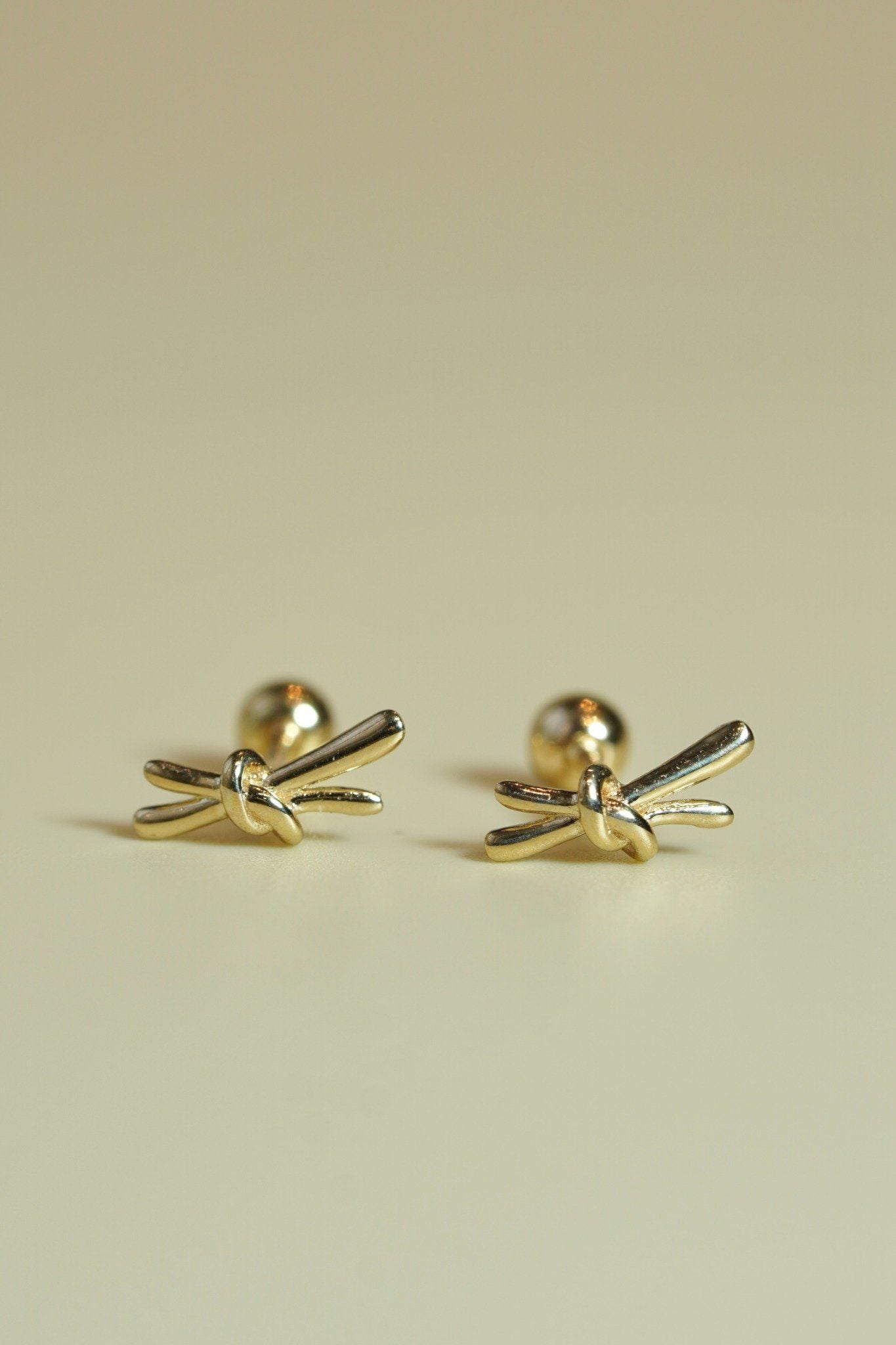 Hoa tai vàng 14k xoắn vàng vàng