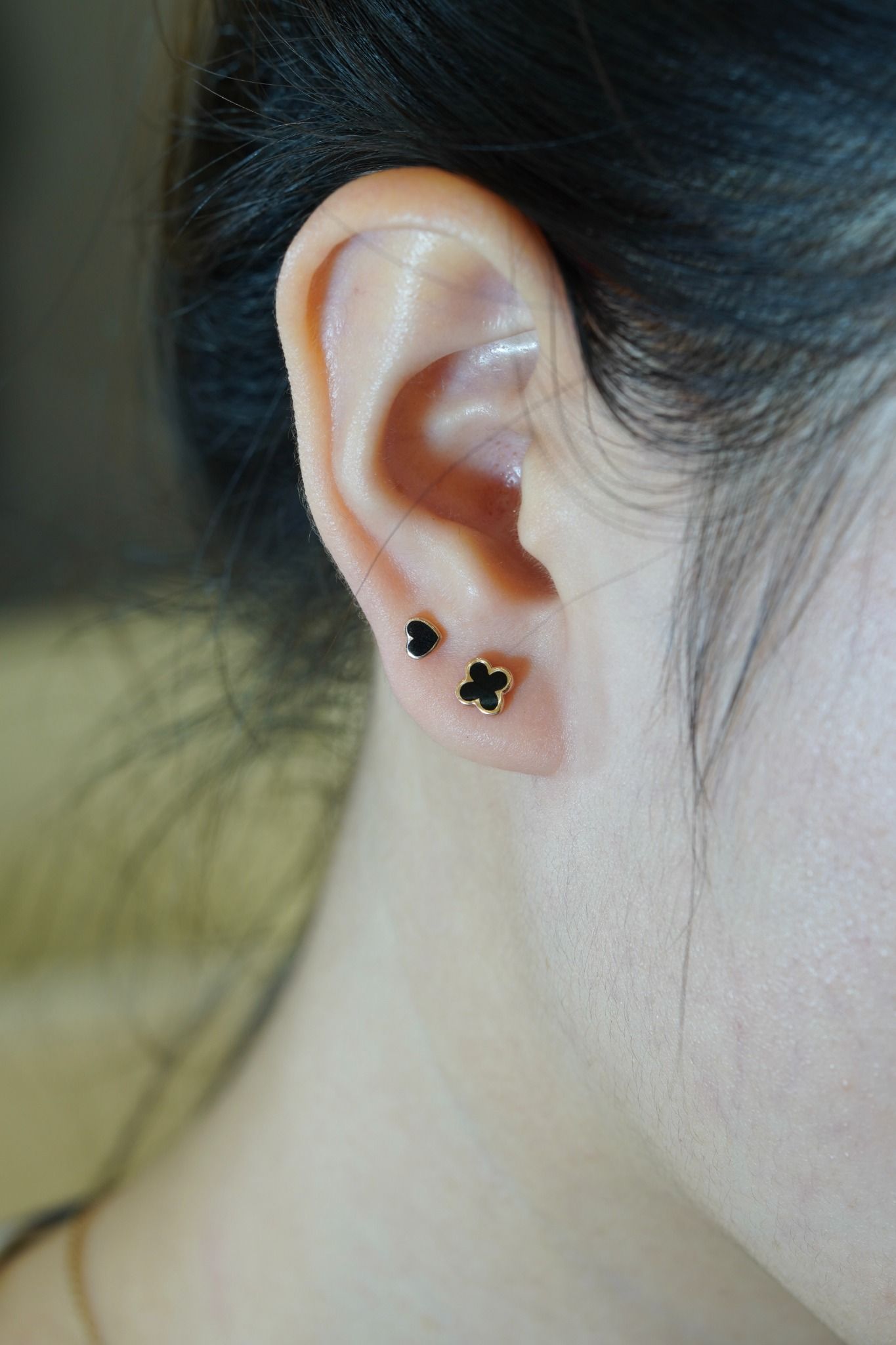 Hoa tai vàng 14k trái tim đen