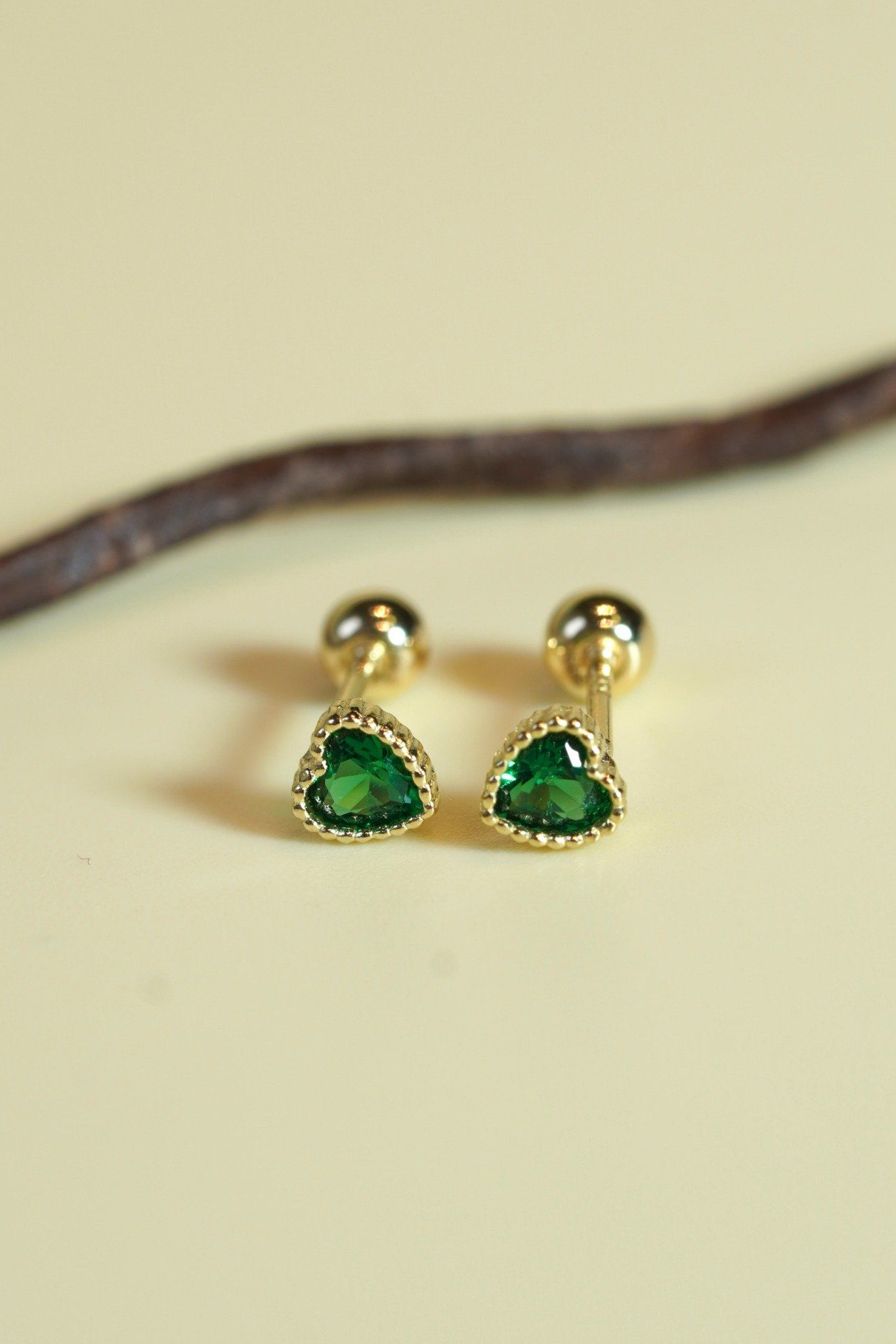 Hoa tai vàng 14K mẫu tim đá xanh