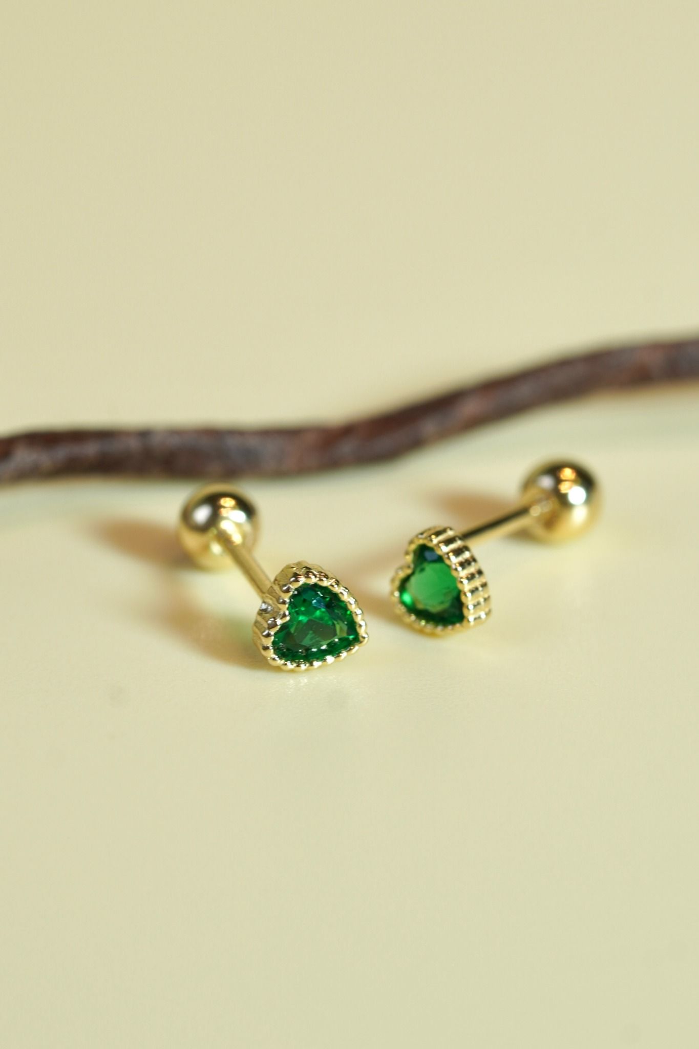 Hoa tai vàng 14K mẫu tim đá xanh