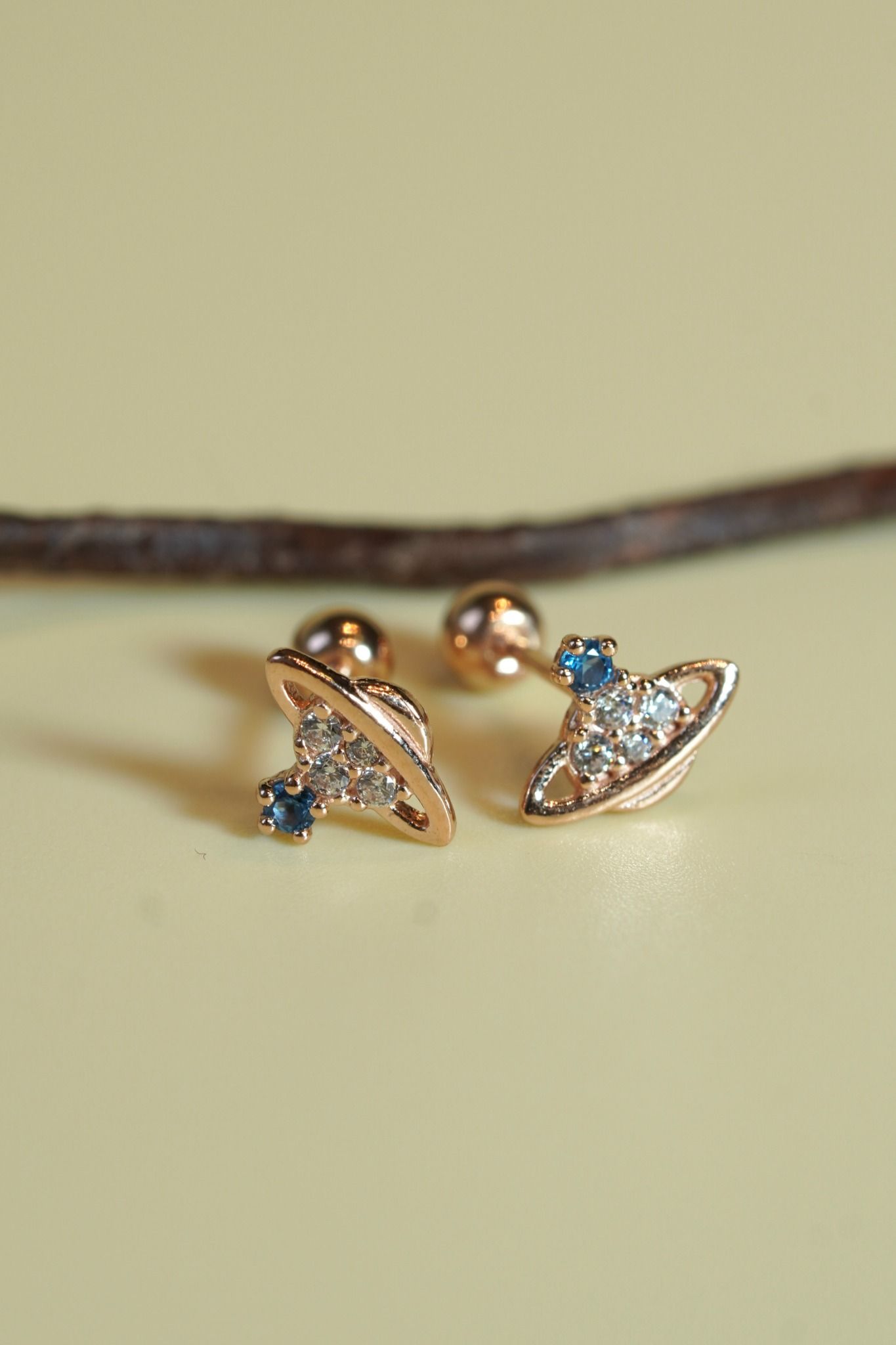 Hoa tai vàng 14K hành tinh vũ trụ