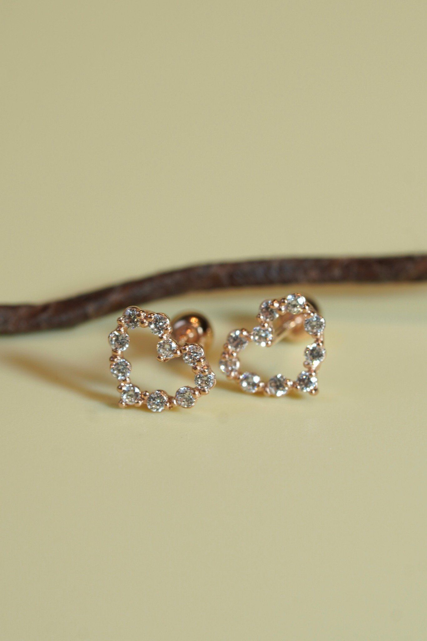 Hoa tai vàng 14K trái tim đính đá viền