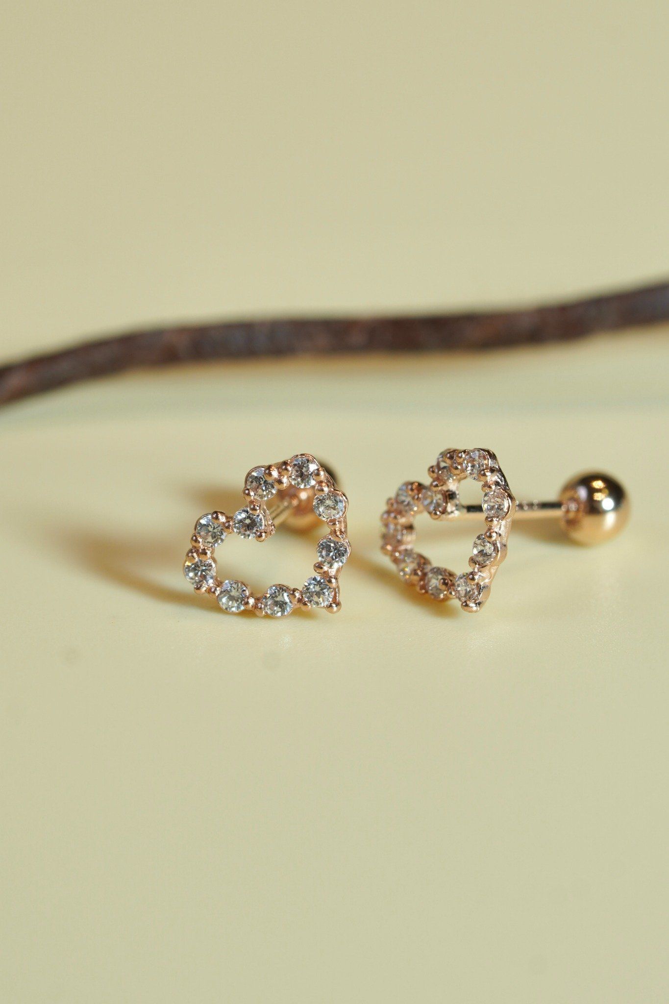 Hoa tai vàng 14K trái tim đính đá viền