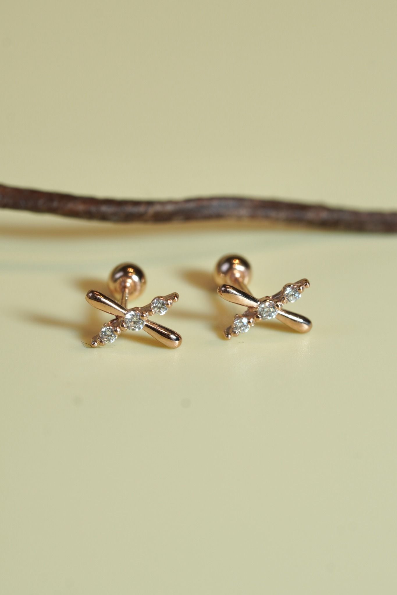 Hoa tai vàng 14k chéo đính đá