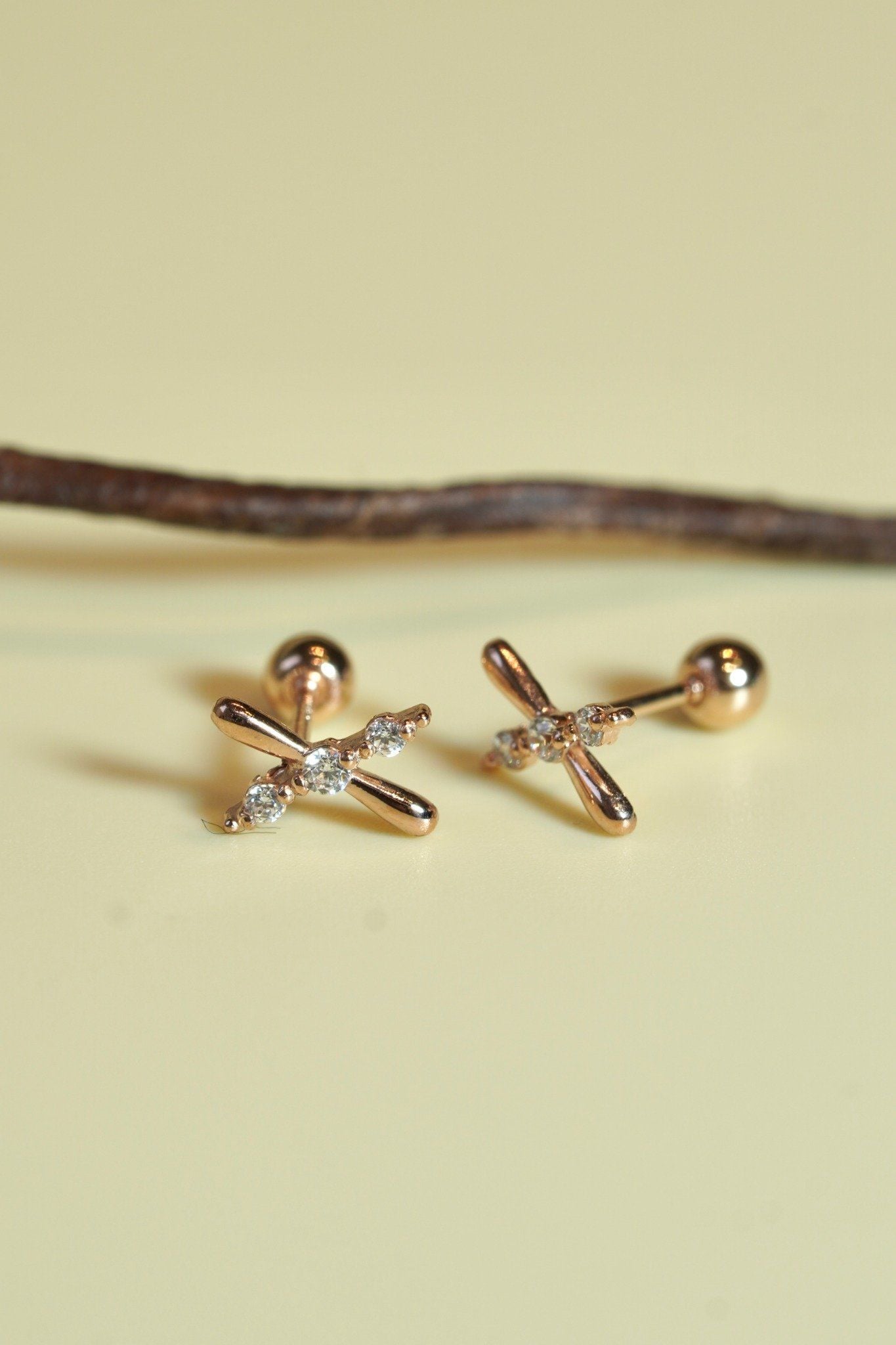 Hoa tai vàng 14k chéo đính đá