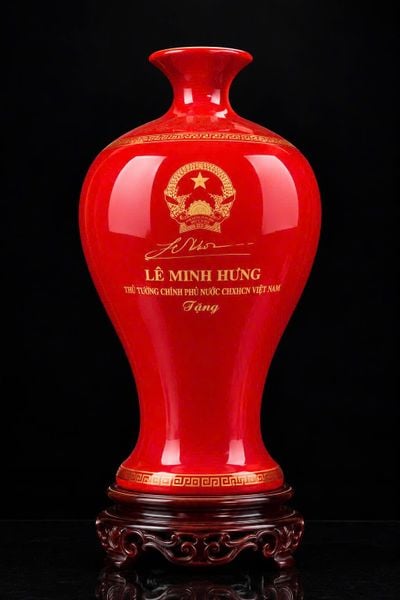  Bình gốm thủ tướng chính phủ Lê Minh Hưng 