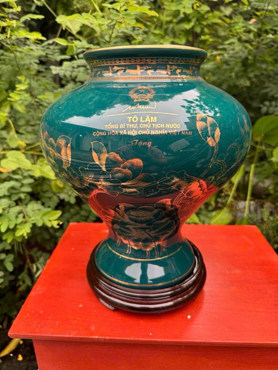  Bình gốm in quà tặng Tổng Bí Thư Tô Lâm 