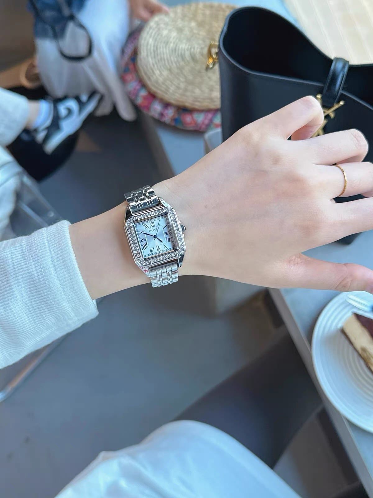  Đồng hồ nữ đính kim cương mặt vuông 