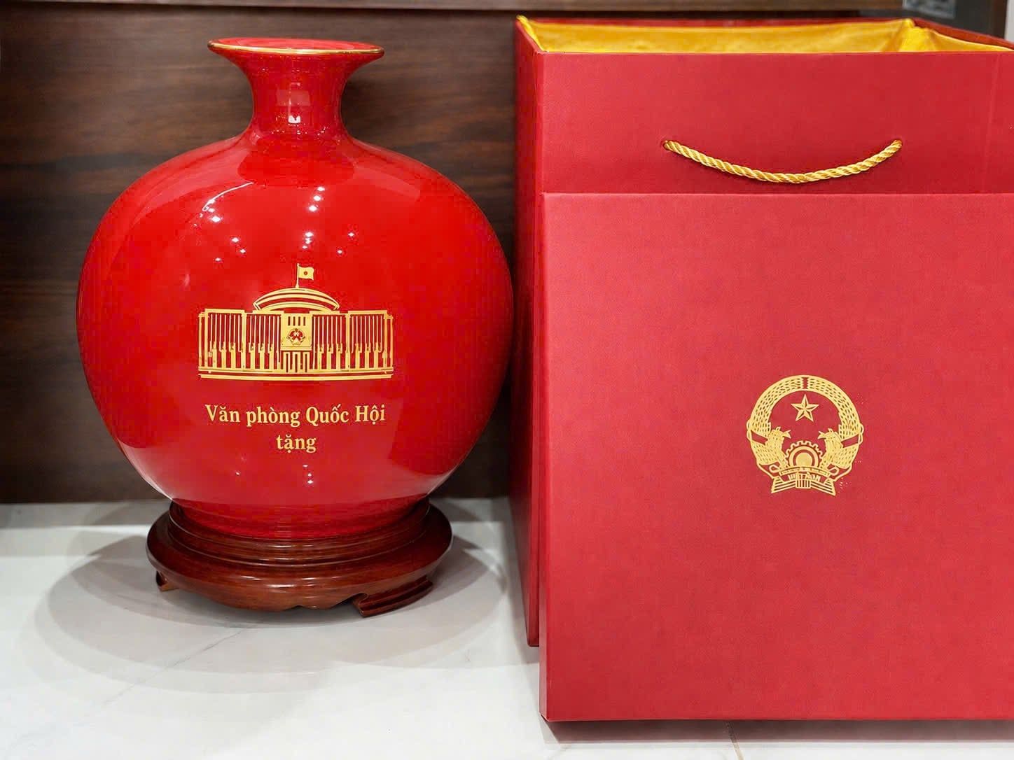  Bình gốm quà tặng Quốc hội việt nam 