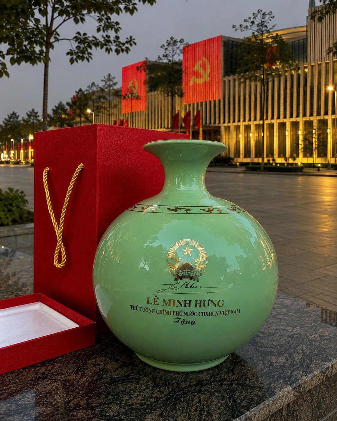  Bình Gốm Men Xanh Ngọc Hoạ Tiết Chim Hạc viền Quanh Của Bác Hưng 