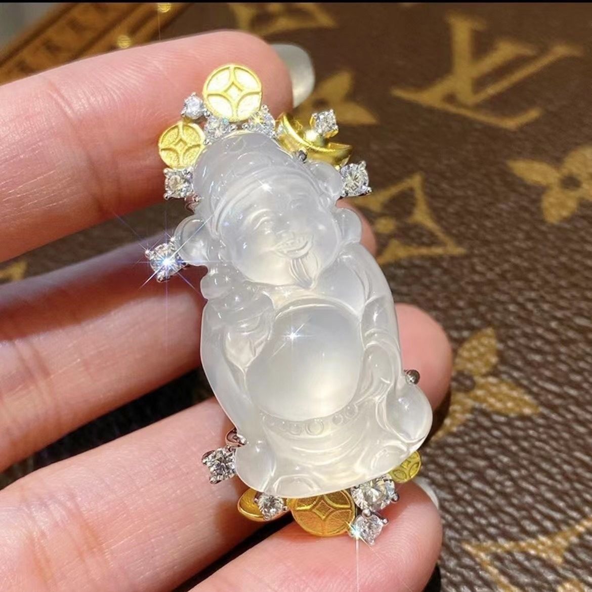  Mặt dây chuyền hình Thần Tài làm từ đá chalcedony trắng tinh khiết tự nhiên, được chế tác tinh xảo. 