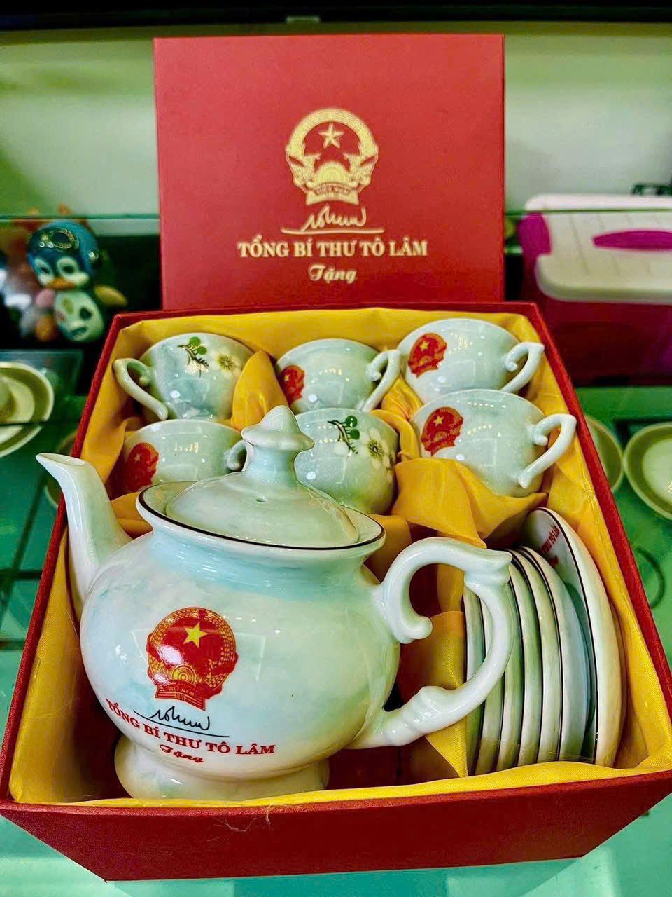  Bộ ấm chén in logo Tổng Bí thư gốm sứ Bát Tràng 