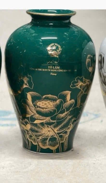  Bình gốm sứ in logo Tổng Bí thư Tô Lâm men xanh vẽ vàng BKCECN-10223 
