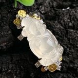  Mặt dây chuyền hình Thần Tài làm từ đá chalcedony trắng tinh khiết tự nhiên, được chế tác tinh xảo. 