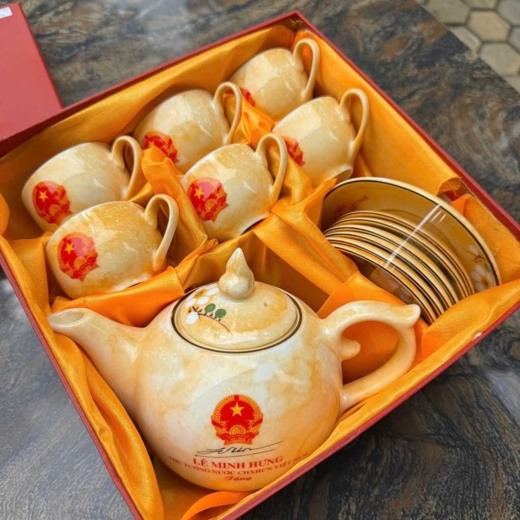  Bộ Ấm Chén Gốm Sứ In Chữ Ký Thủ Tướng Lê Minh Hưng Gốm Bát Tràng BKCECN-10536 