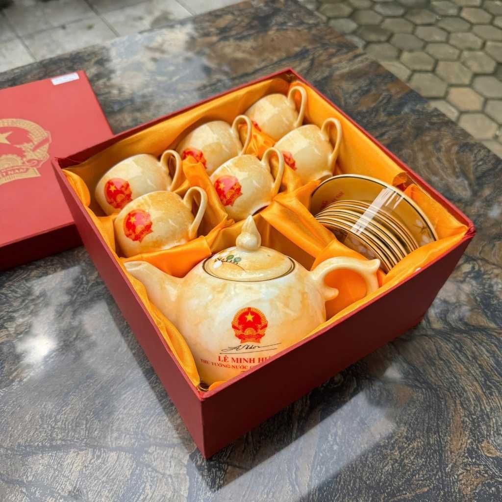  Bộ Ấm Chén Gốm Sứ In Chữ Ký Thủ Tướng Lê Minh Hưng Gốm Bát Tràng BKCECN-10536 